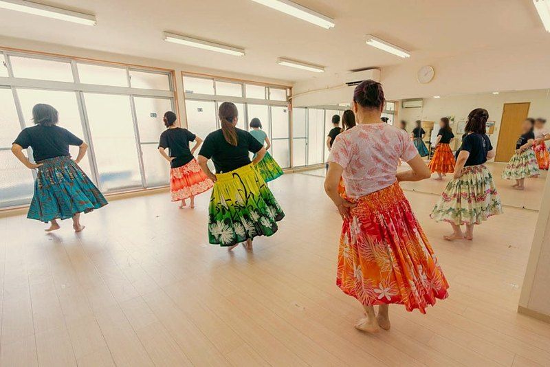 大人クラスの生徒が揃って踊る様子
