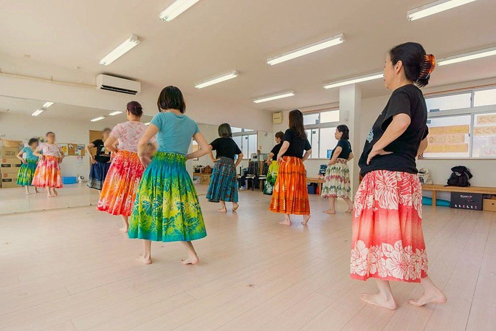 鏡に向かい、同じ方を向いて踊る大人クラスの稽古